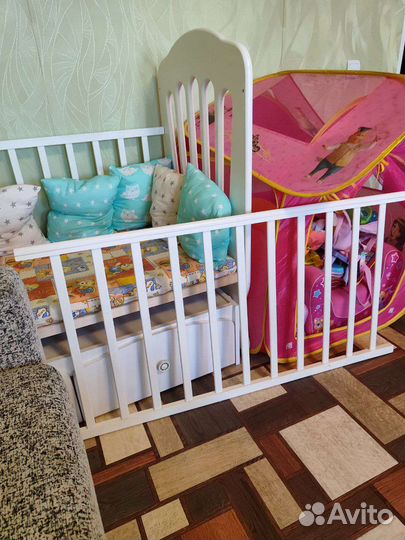 Детская кроватка с маятником