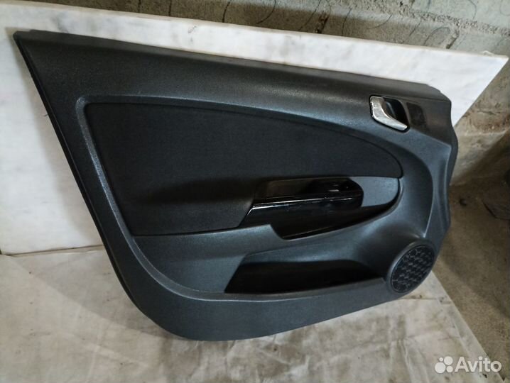 Opel Corsa D Обшивка двери передней левой