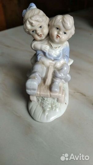 Фарфоровая статуэтка Дети на каталке