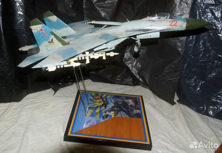 Демонстрационная модель самолёта Су-27