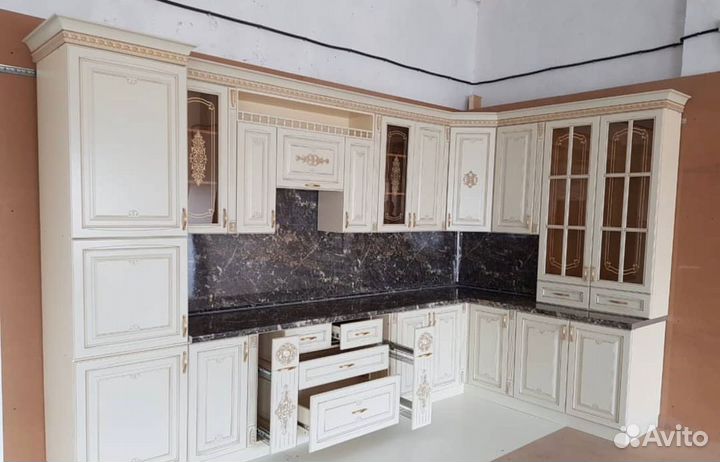 Цена за весь крашенный угловой кухонный гарнитур