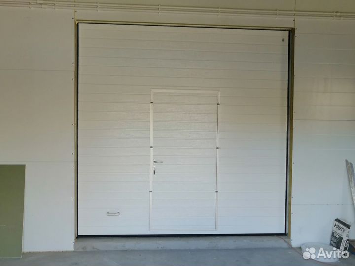 Промышленные ворота Alutech с калиткой