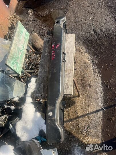 Усидитель переднего бампера VW Jetta 1J0805551C