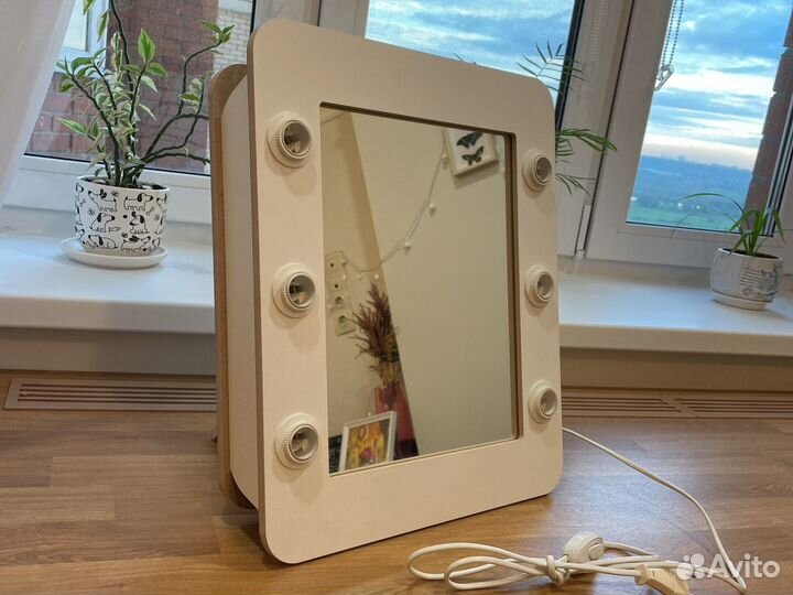 Зеркало для макияжа с подсветкой