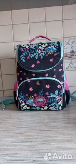 Отдам бесплатно школьный портфель для девочки