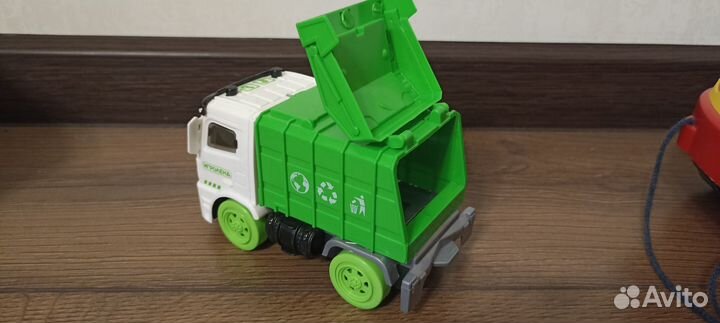 Игрушки для мальчика машинки гараж светофор