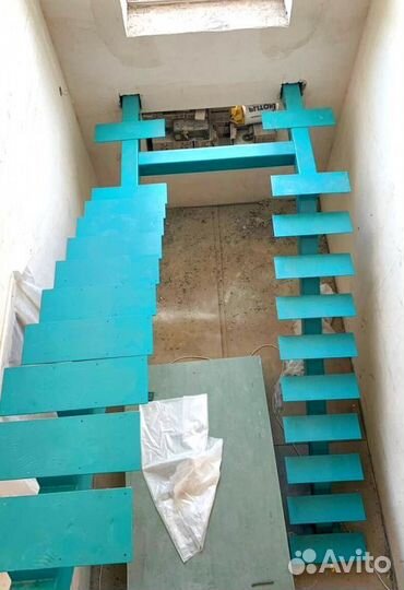 Облицовка лестничного металлокаркаса деревом