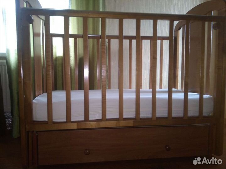 Детская кроватка с маятником