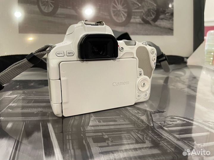 Фотоаппарат Canon EOS 200D