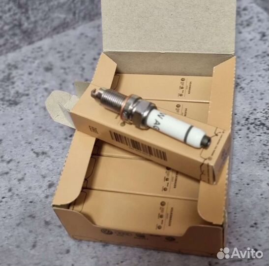 Свечи зажигания оригинал VAG 04E905601B