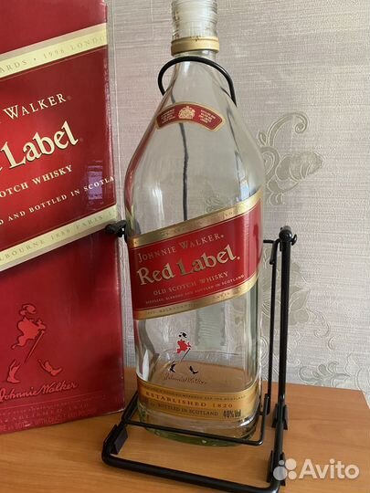 Бутылка Red label 4,5 л на качелях