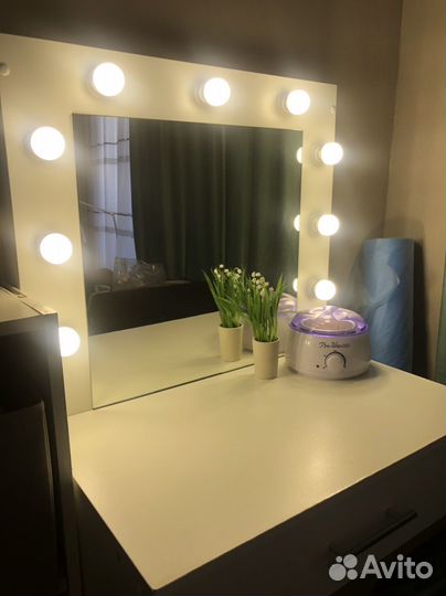 Гримерный стол с зеркалом