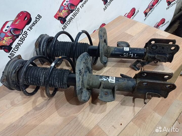 Амортизаторы передние левый правый Nissan Juke