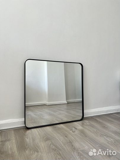 Зеркало в металлической раме