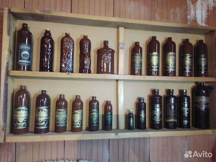 Коллекция пустых бутылок 