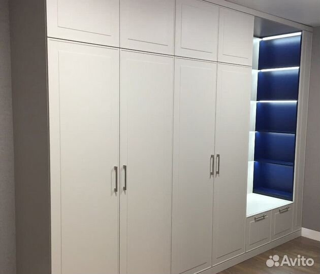 Книжный шкаф