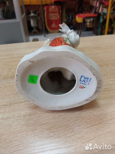 Фарфоровая статуэтка 