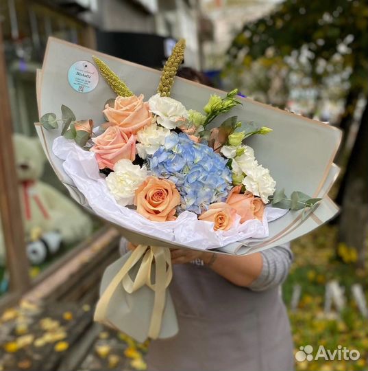 Букет с голубой гортензией