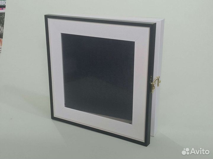 Оформление в багет слепков младенцев