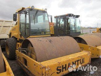 Машинист на грунтавой каток