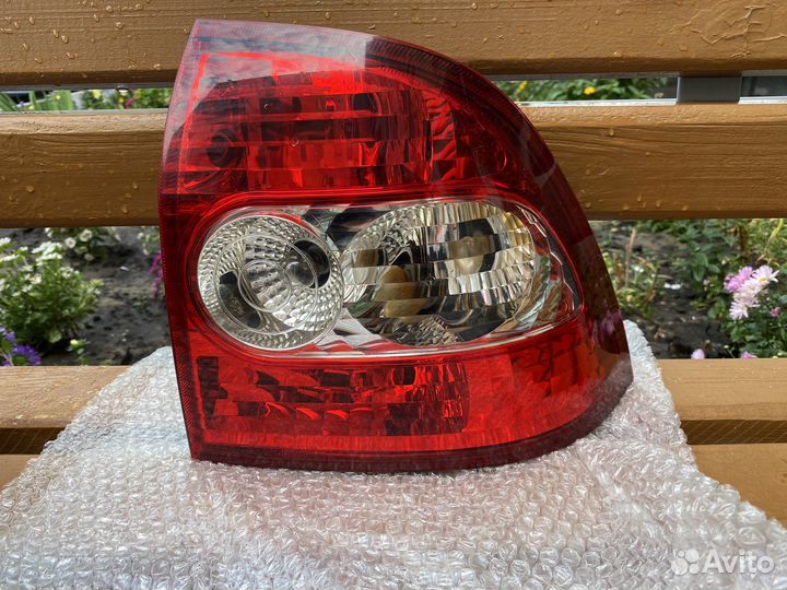 Продам задний правый фонарь приора седан