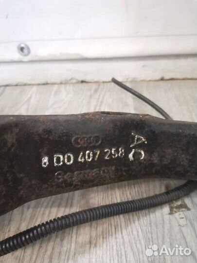 Кулак поворотный правый VW Passat B5 8d0407258ac