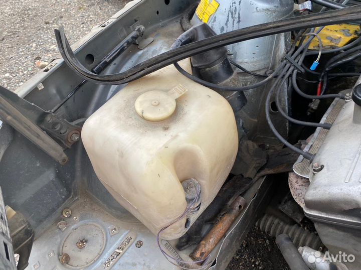 Бачок омывателя BMW E30