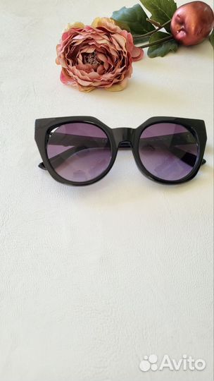 Солнцезащитные очки женские Guess