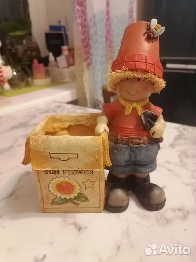 Декоративные фигурки, подставка для карандашей