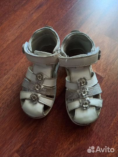 Кожаные босоножки р. 26