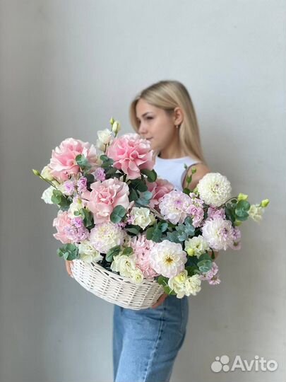 Стильная корзина с цветами