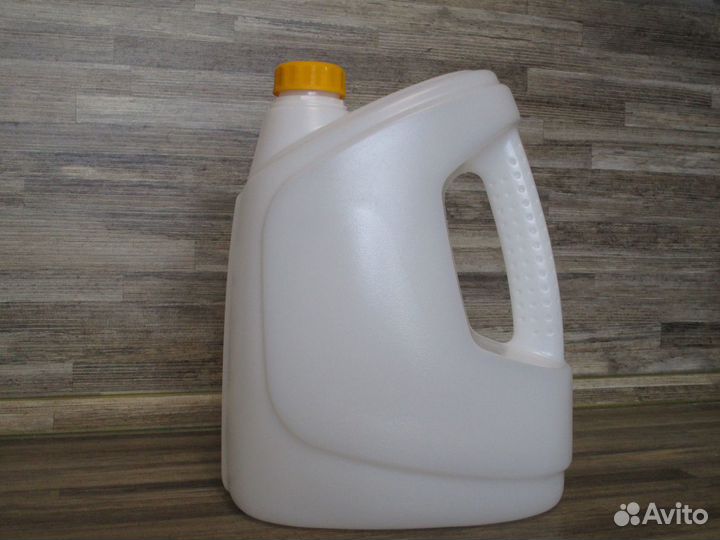 Канистра пластмассовая с заливной лейкой 4 л