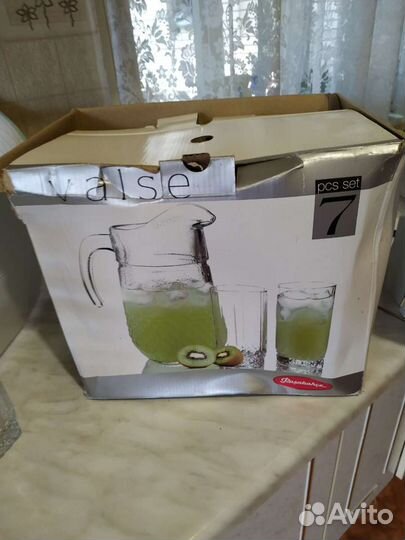 Кувшин со стаканами