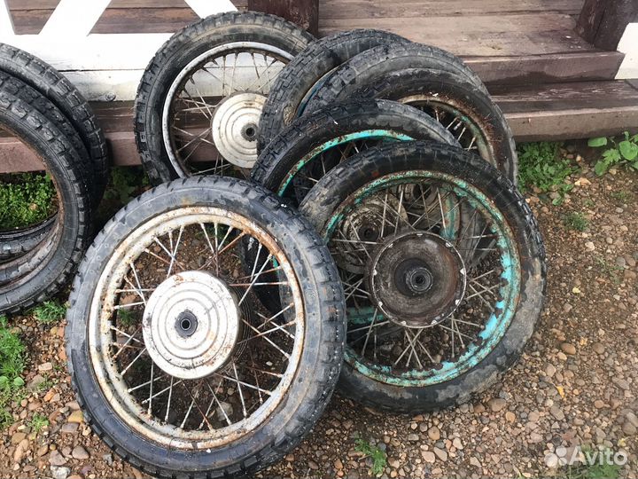 Колеса от разных мотоциклов, много