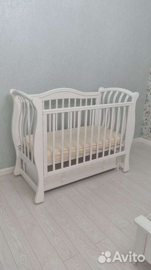 Детская кроватка с маятником белая