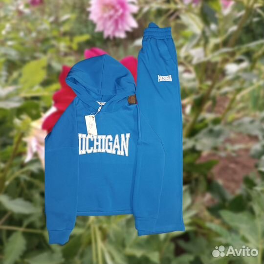 Спортивные костюм