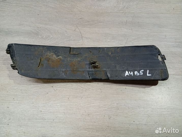 Заглушка (решетка) в бампер левая Audi A4 B5