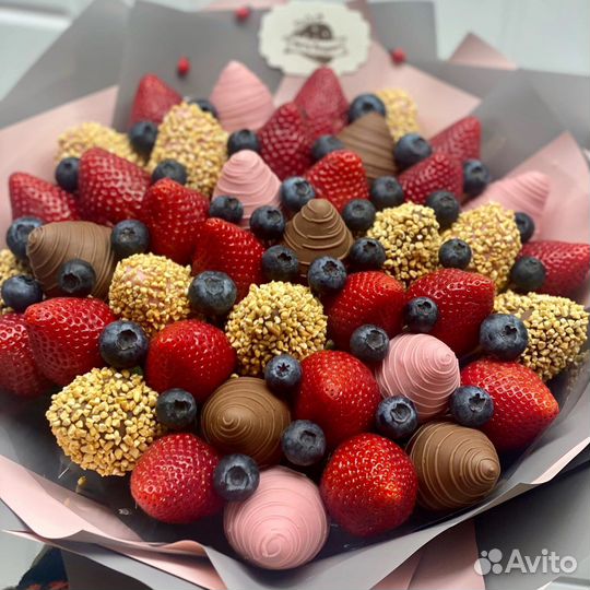 Букет из шоколадных конфет,роз,клубники