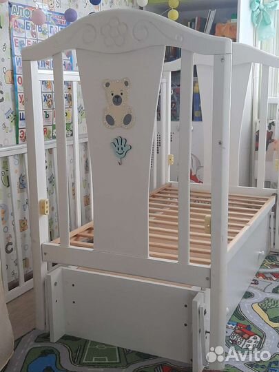 Детская кроватка с маятником в комплекте
