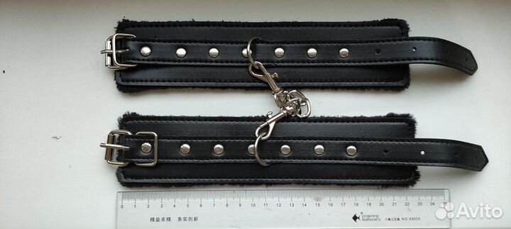 Эротическая черная ажурная маска и наручники