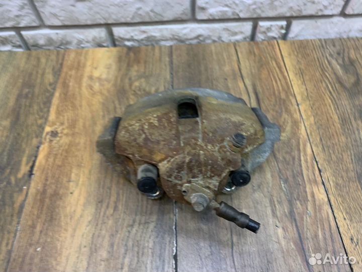 VW Polо Суппорт тормозной передний RH