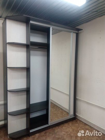 Шкаф купе корпусный с зеркальной дверью