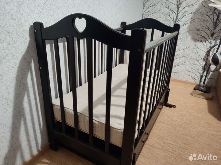 Детская кроватка с маятником