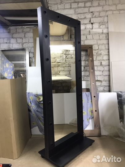Напольное зеркало