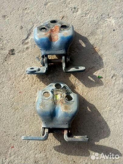 Петли двери передней левой Pajero Mini