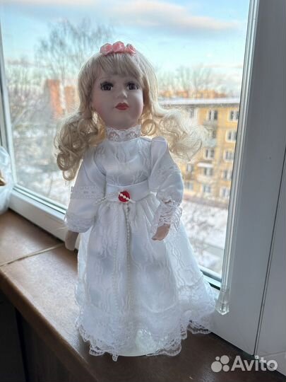Кукла фарфоровая