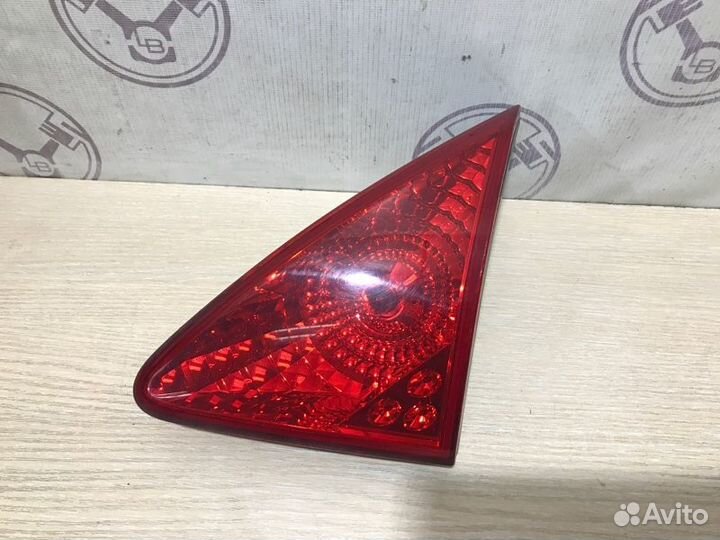 Фонарь задний в крышку багажника правый задний