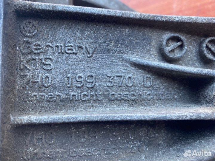 Кронштейн кпп Vw Caravelle T5 AXD 2005