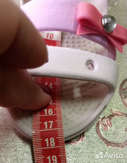 Босоножки для девочки crocs