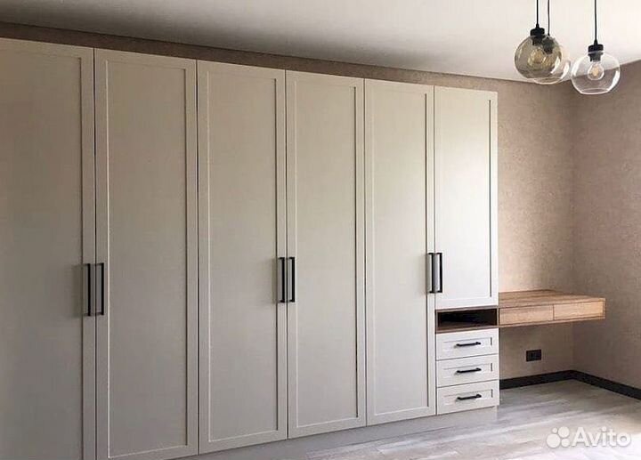 Книжный шкаф